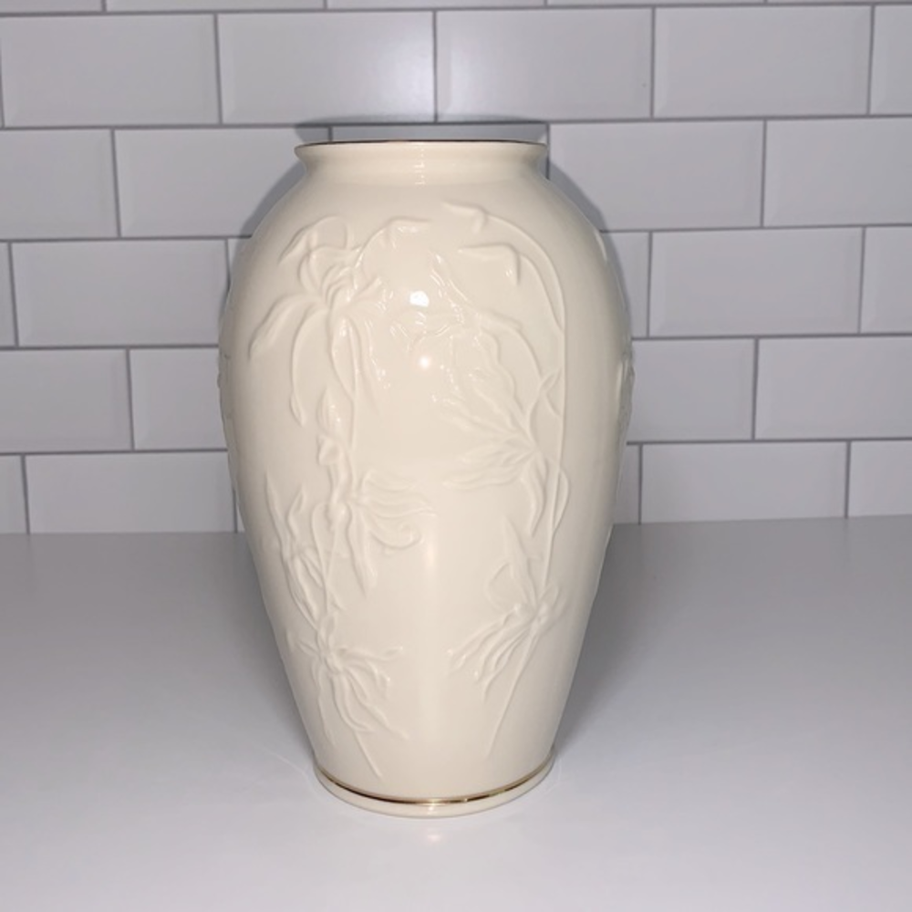 Lenox vintage white ceramic iris Masterpiece Small Vase.  24kt gold trim.‎ NIB